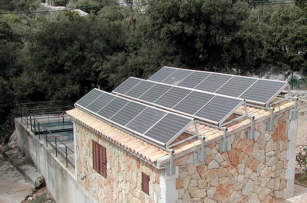 Solar cells - Wikimedia Commons - Depuradora de Lluc