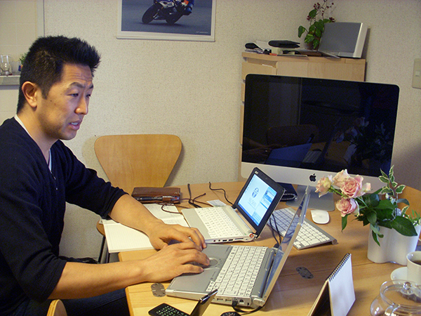 Toru Bové working from home office in Yokohama