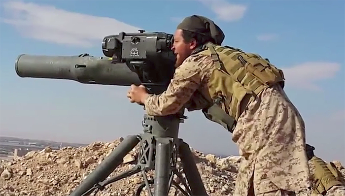 Detta foto påstås visa en Al-Nusra-krigare som använder en amerikansk US BGM-71 TOW Anti-tank Missiles