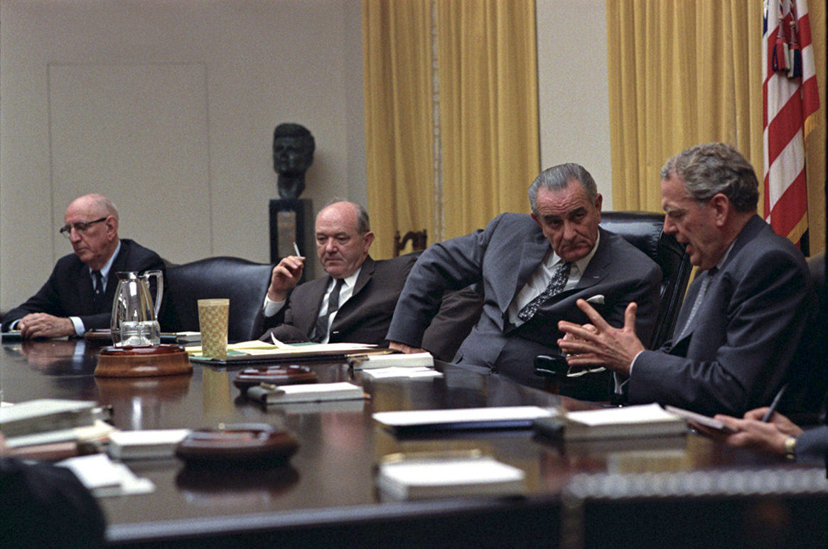 Lyndon B. Johnson talar med försvarsminister Clark Clifford