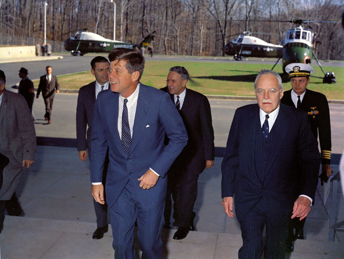 John F. Kennedy and Allen Dulles 1961 foto Robert Knudsen