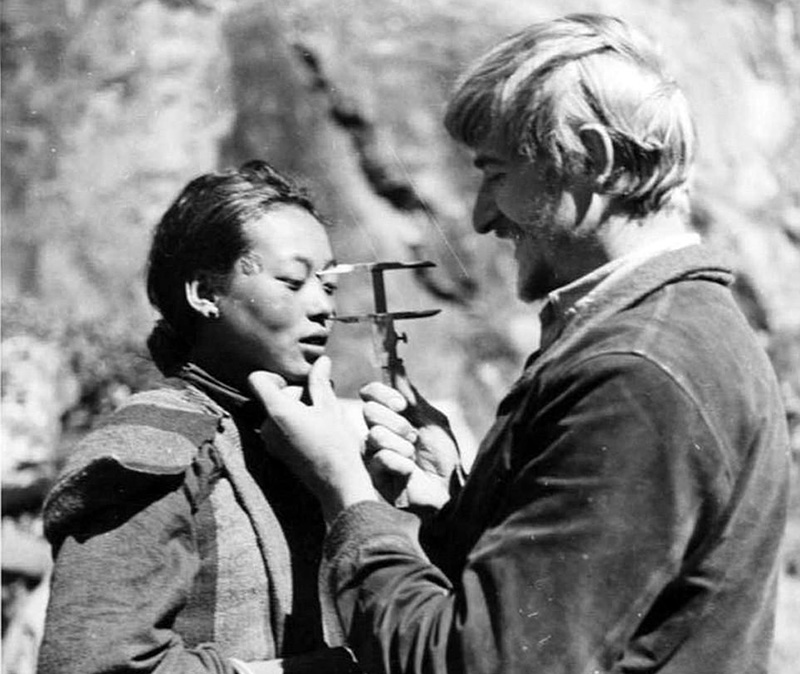 Antroplogen Bruno Beger undersöker tibetanska, 1938 - Foto: Public Domain