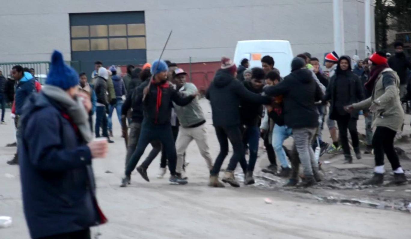 Calais - migranter i gängslagsmål 2 februari 2018 - Foto: AP