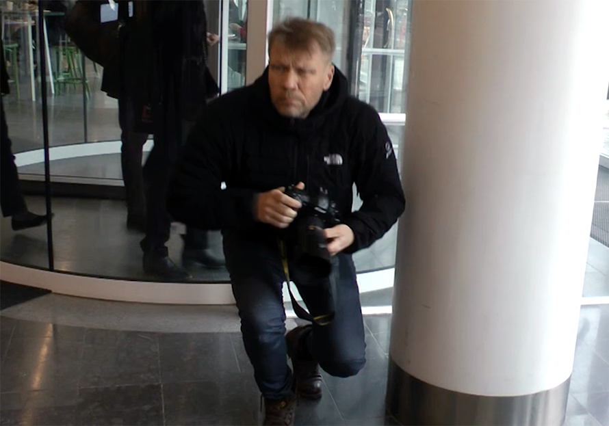 Skjutjärnsfotografen Jonas Lindkvist från Dagens Nyheter kunde inte föra ett normalt samtal med Nya Dagbladet och NewsVoice - Foto: Alexander Almqvist-Paajanen