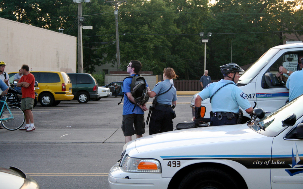 Polisen arresterar en man 2007 på Nicollet Avenue i South Minneapolis. Foto: Tony Webster, Flickr.com, CC BY 2.0