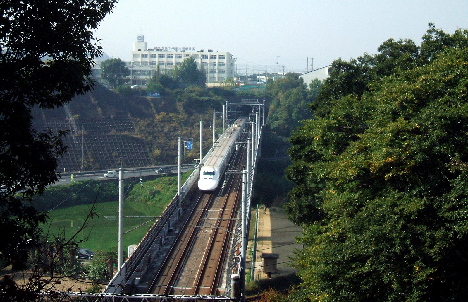 Den japanska snabbspårlinjen Sanyo Shinkansen passerar Takenouchi-tunneln. Foto: Carpkazu, Wikimedia Commons, CC BY-SA 3.0
