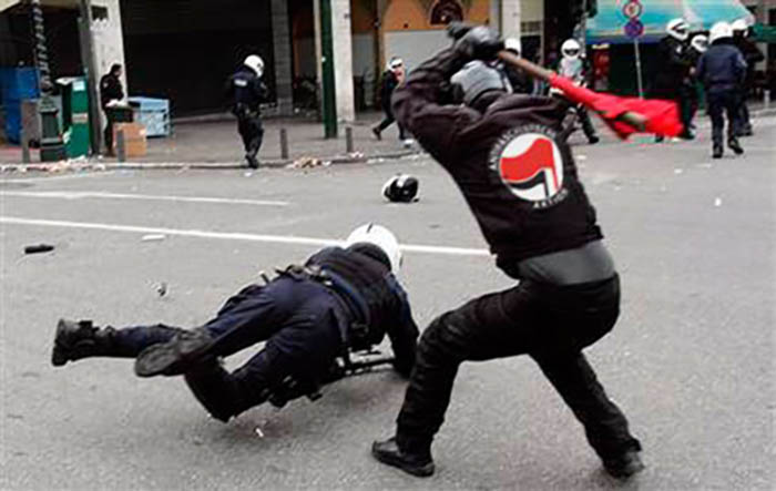 Extremist från Antifa attackerar polis. Foto: CantFightTheTendies, Flickr.com, CC BY 2.0