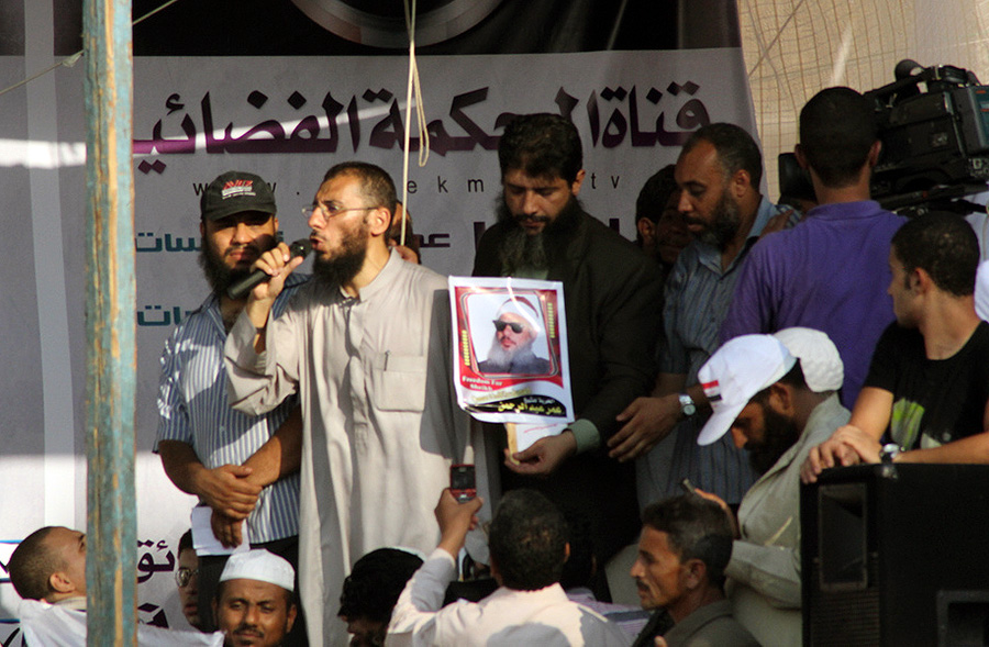 Salafist håller upp ett foto på imamen Omar Abdel Rahman. Foto: Tarek, licens CC BY-SA 2.0, Flickr.com