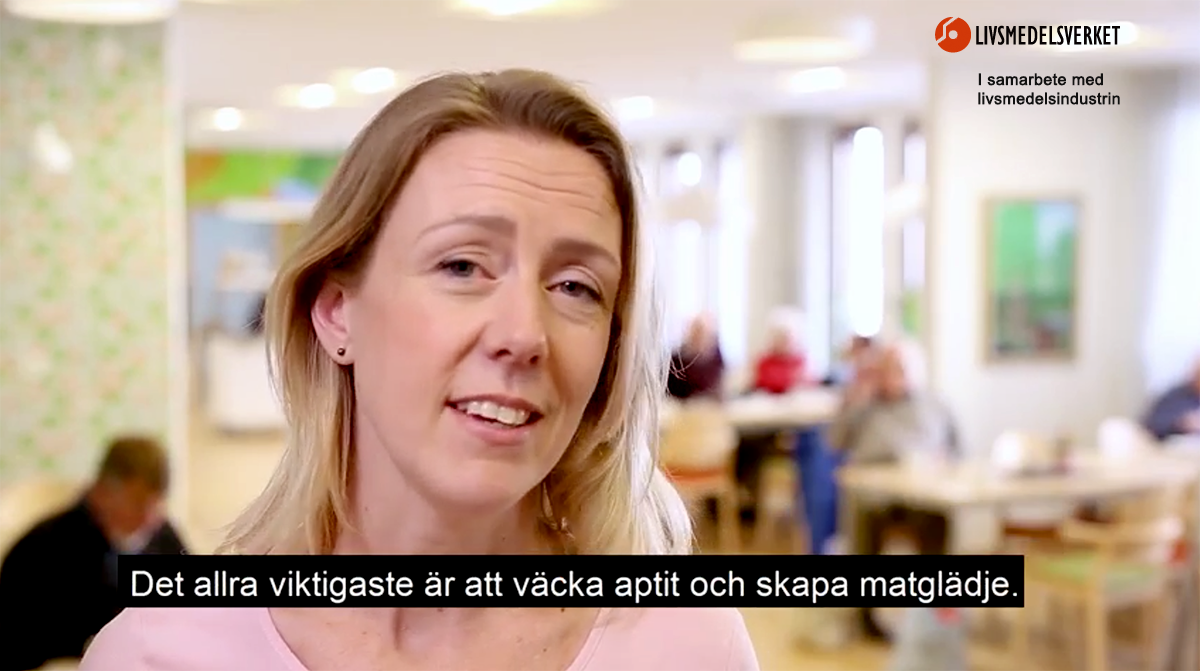 Bild från Livsmedelsverkets film: "Måltider i ädreomsorgen", 2018. Montage: NewsVoice (slogan är satir).