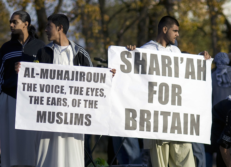 Demonstranter kräver sharia i Storbritannien. Foto: Gareth Davies. Licens: CC A2.0, Wikimedia Commons