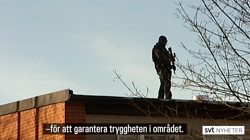 SVT besöker Vivalla den 13 feb 2019 medan polisens insatsstyrka garanterar säkerheten. Foto: SVT Nyheter Örebro