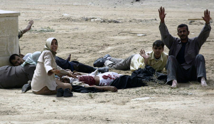 Skakade och chockade civila under Irakkriget. Fotograf okänd