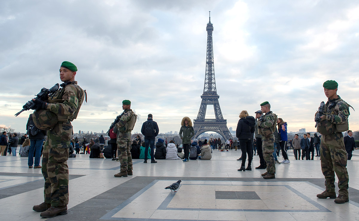 Operation Sentinelle posterad i Paris nära Eifeltornet, en "symbolisk byggnad". Foto: Ministère des Armées
