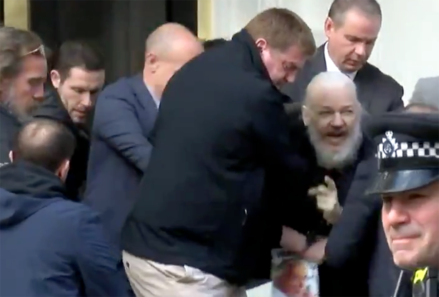 Julian Assange grips den 11 april 2019 - Foto: RT.com