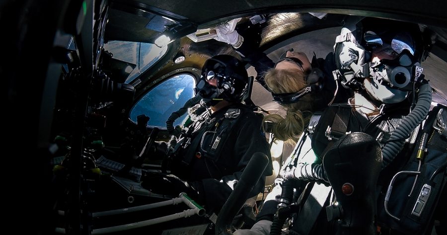 Astronaut Beth Moses svävar i låg gravitation på en Virgin Galactic flight. Pressfoto: Virgin Galactic.