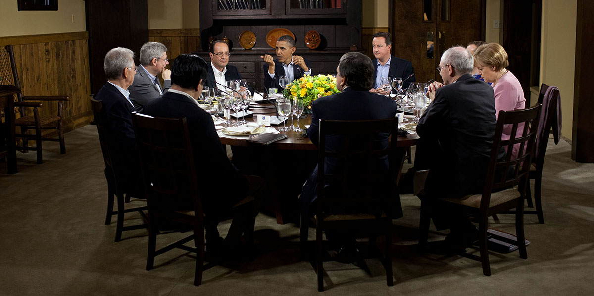 En arbetsmiddag mellan företrädarna för G8-länderna den 18 maj 2012 på den tiden Ryssland var med. G8 Summit på Camp David. Foto (beskuret): Pete Souza.