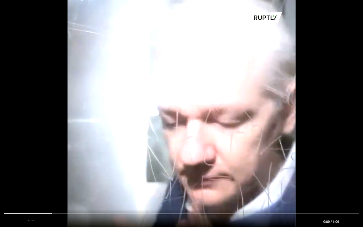 Julian Assange den 21 okt 2019 i London efter ett förhör om utlämning till USA. Foto: Ruplty.com