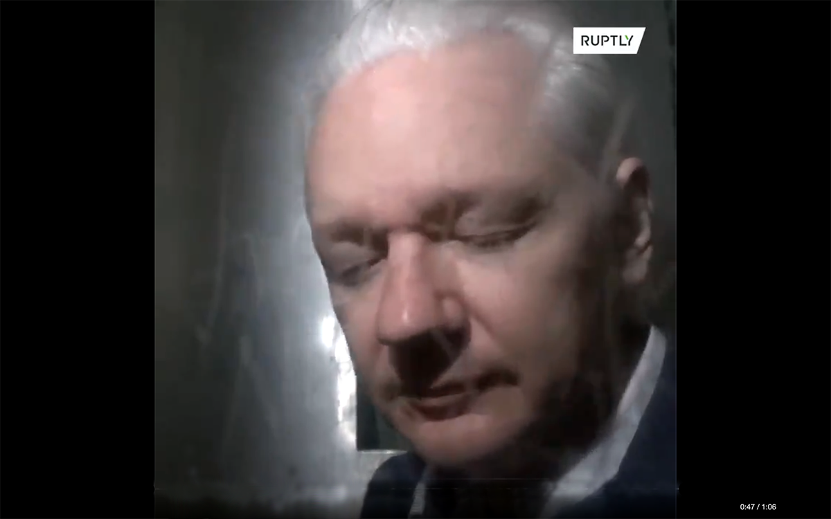Julian Assange den 21 okt 2019 i London efter ett förhör om utlämning till USA. Foto: Ruplty.com