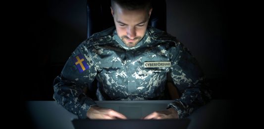 Temabild: "Cyberförsvaret". Montage: NewsVoice. Foto: Shutterstock.com