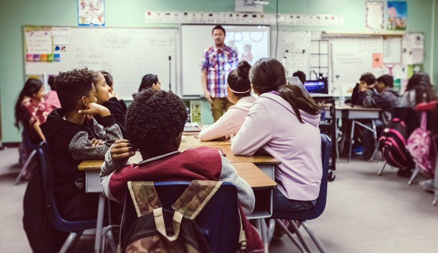 Studenter, grundskola. Foto: Neonbrand. Licens: Unsplash.com