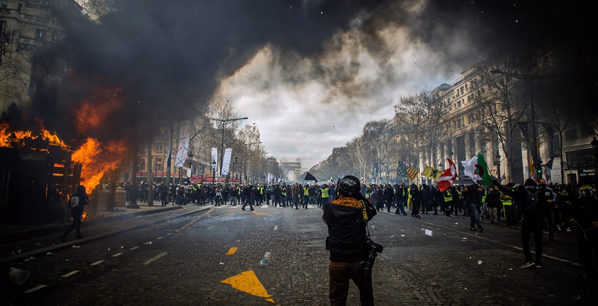 Social oro och folkliga uppror (riots). Foto: Randy Colas. Licens: Unsplash.com