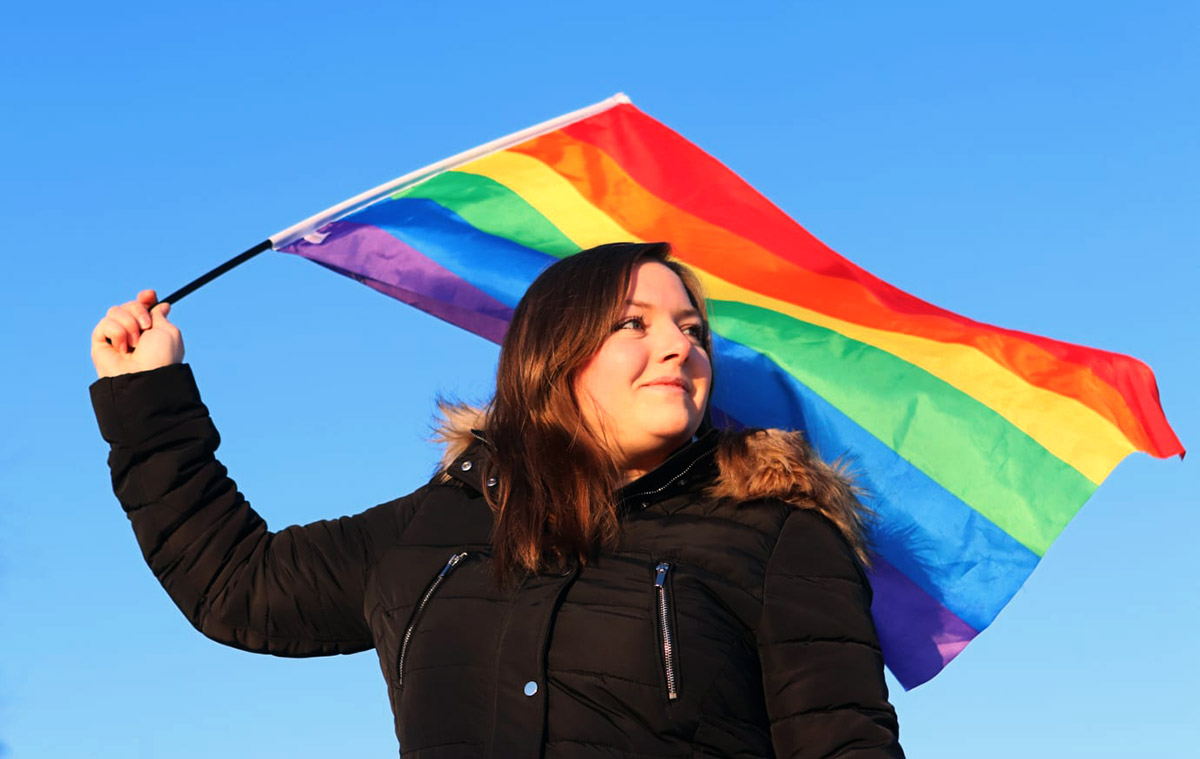 Jonna Deilert vinkar för Skellefteå Pride. Pressfoto: RFSL Skellefteå