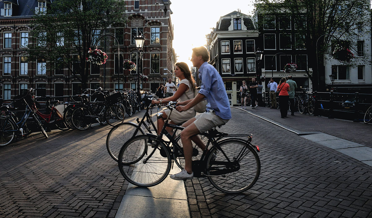 Cyklister i Amsterdam. Foto: Sabina Fratila. Licens: Unsplash.com