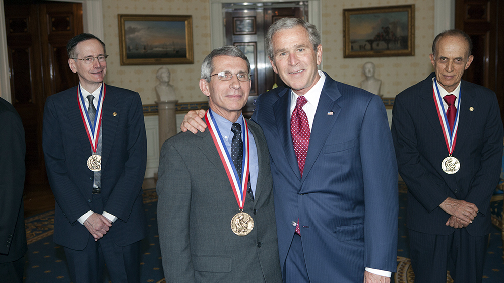 Fd president George W. Bush och dr. Anthony Fauci, 2005. Foto: White House Photo Office. Licens: Public Domain