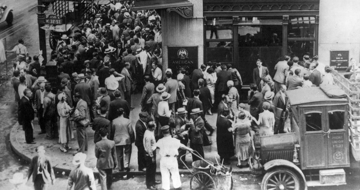 Folksamling utanför New Yorks American Union Bank i ett tidigt skede under den stora depressionen i USA.