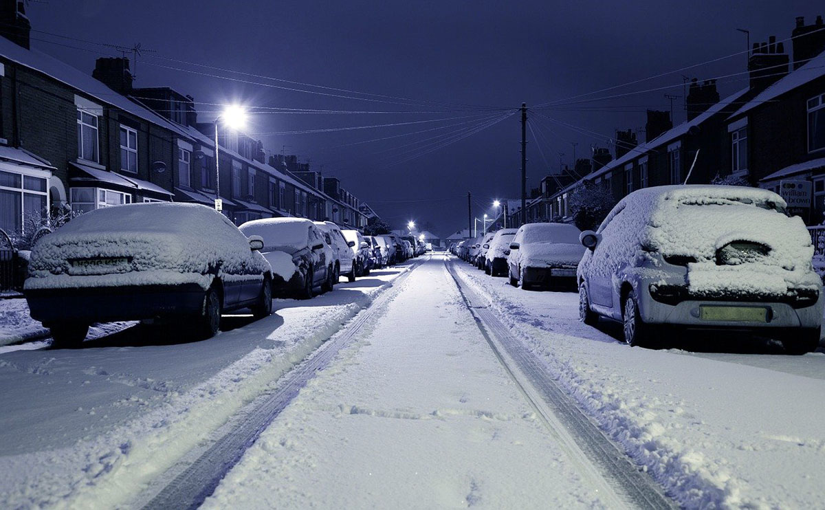 Bilar på vintern. Foto: Public Domain Pictures. Licens: Pixabay.com