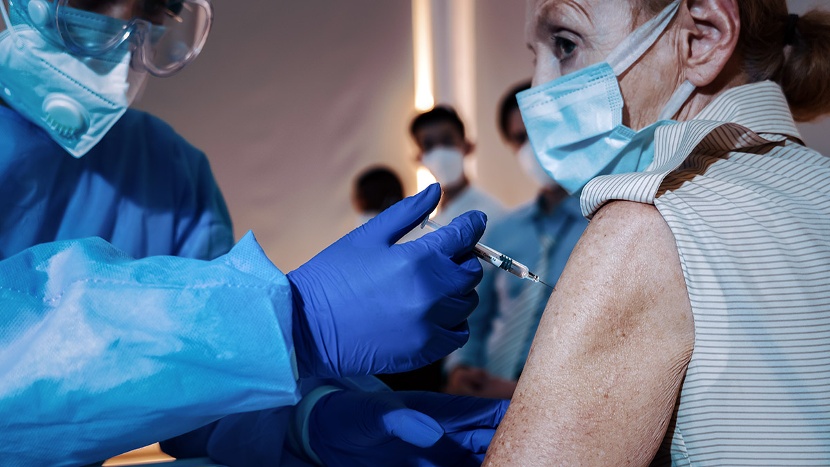Äldre person får vaccin. Foto: Mongkolchon Akesin. Licens: Shutterstock.com
