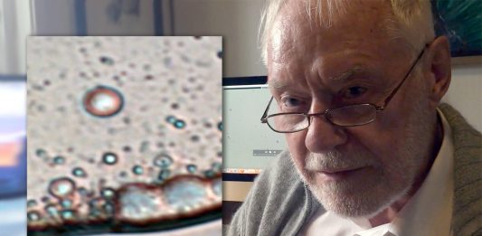 Erik Enby examined a vial from Pfizer. Photo: Borje peratt