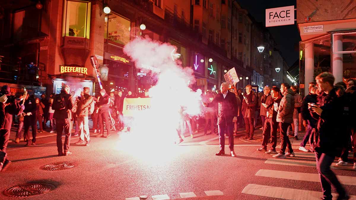 Frihetsmarsch med facklor, 30 okt 2021, Stockholm. Foto: T. Sassersson, NewsVoice.se