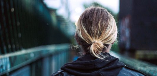 Temabild: ensam kvinna. Foto: Luke Porter. Licens: Unsplash.com