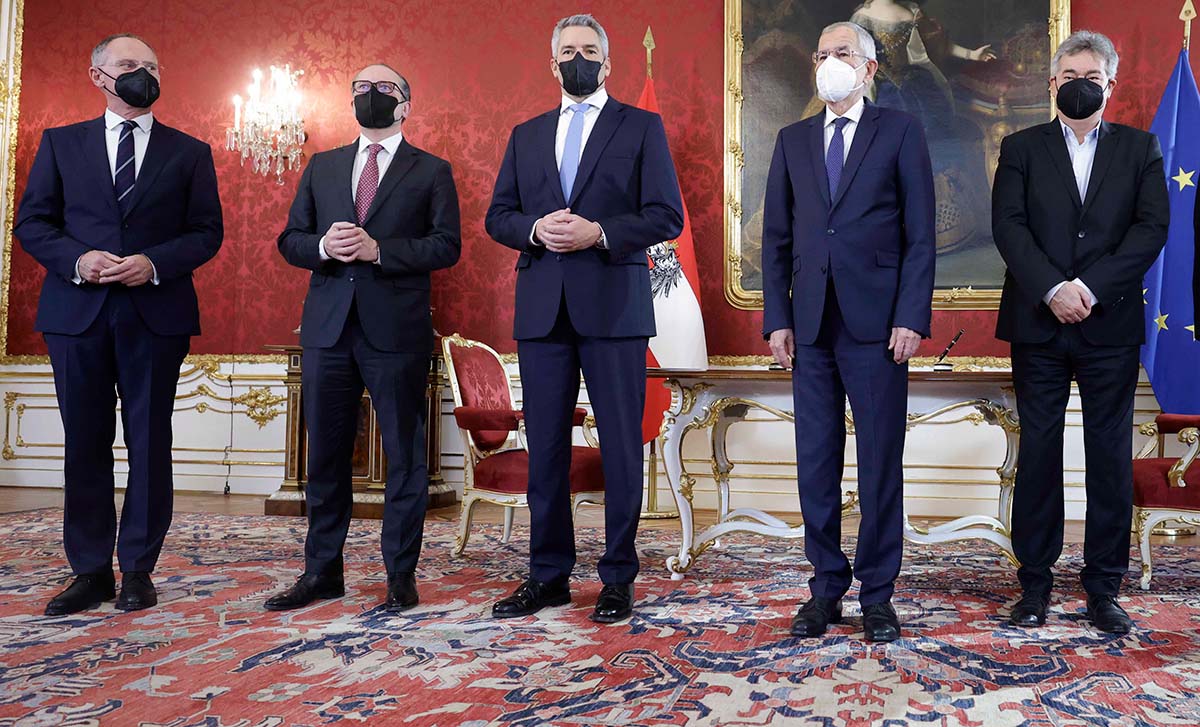 Parlamentariker i Österrikes regering. I mitten står förbundsklanser Karl Nehammer. Foto: BKA/Wenzel. Licens: CC BY 2.0