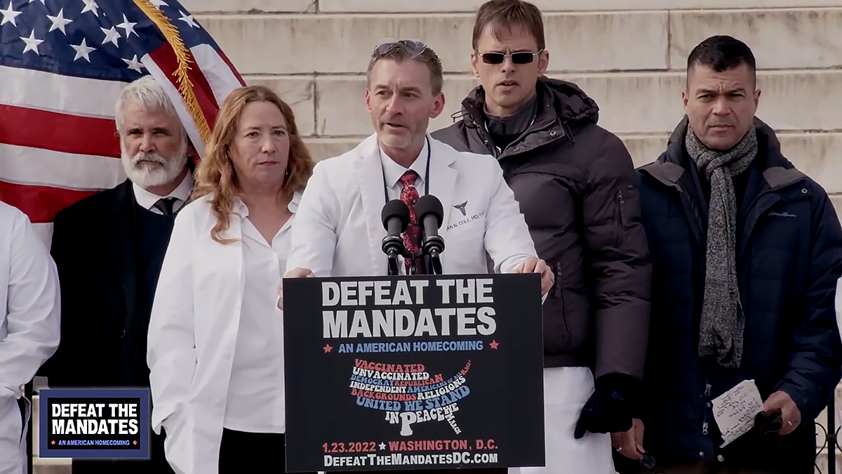 Dr Ryan Cole i centrum av bilden under ett "Defeat the Mandates"-rally i Washington, D.C., den 23 januari 2022. Bild: Skärmdump från livestream video (Idaho Capital Sun)