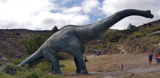 Modell i fullskala av en Brachiosaurus i Valdecevillo, Enciso, La Rioja, Spanien. Foto: Jynus. Licens: CC BY-SA 4.0