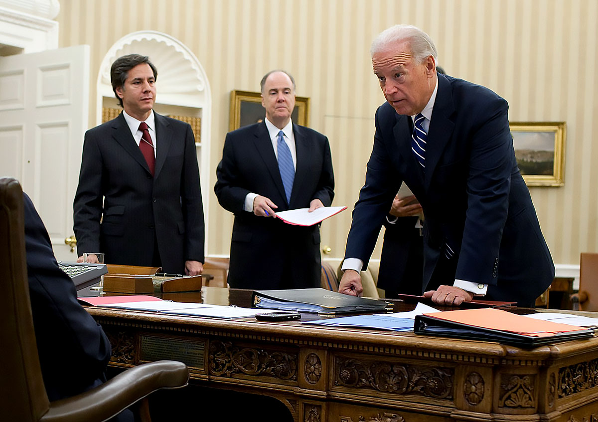 President Joe Biden, nationell säkerhetsrådgivare Tom Donilon och Tony Blinken, 2010. Officiellt foto (beskuret) av Pete Souza, Public Domain
