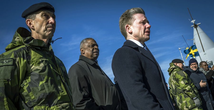 Commander Micael Byden, US Secretary of Defense Lloyd J. Austin III and Minister of Defense Pål Jonson at Muskö Naval Base on 19 April 2023. Press photo: Chad J. McNeeley, Pentagon