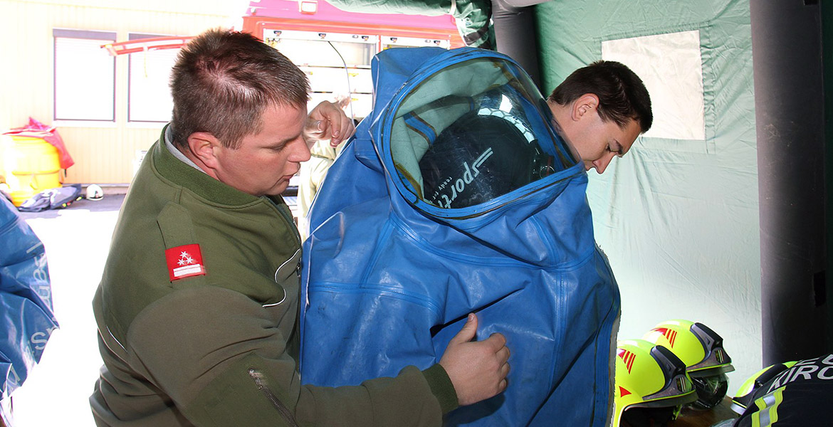 Andningsskyddsövning med en sk "hazmat suit" i tyska Steyregg. Foto: uu.ooelfv.at. Licens: CC BY 2.0