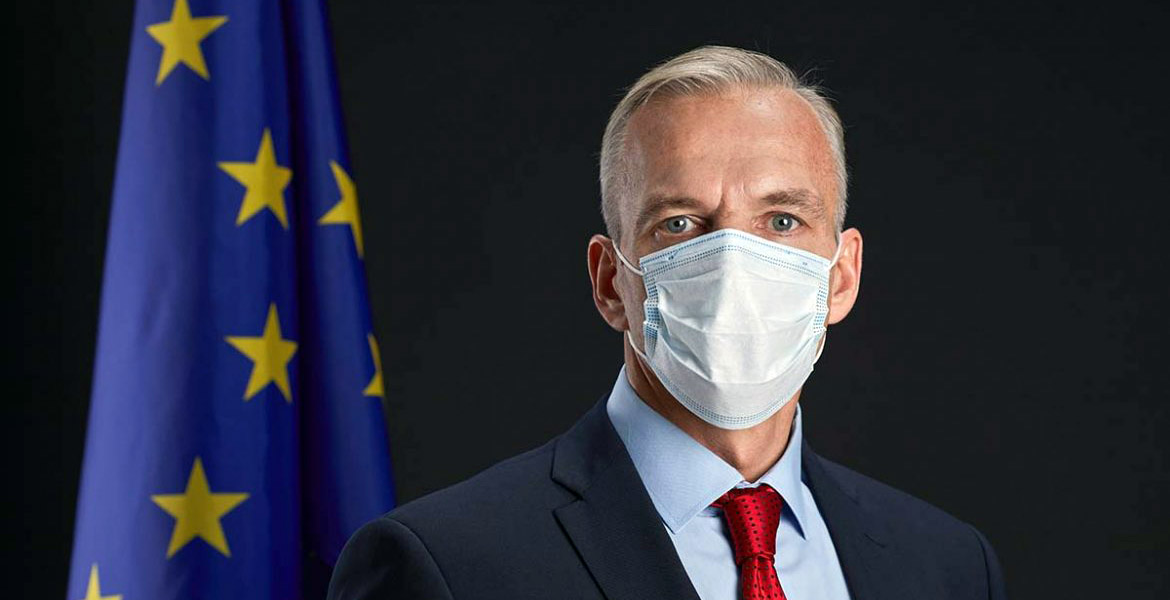 Genre picture: Masked EU-leader. Photo: Seventyfourimages. License: Envato.com