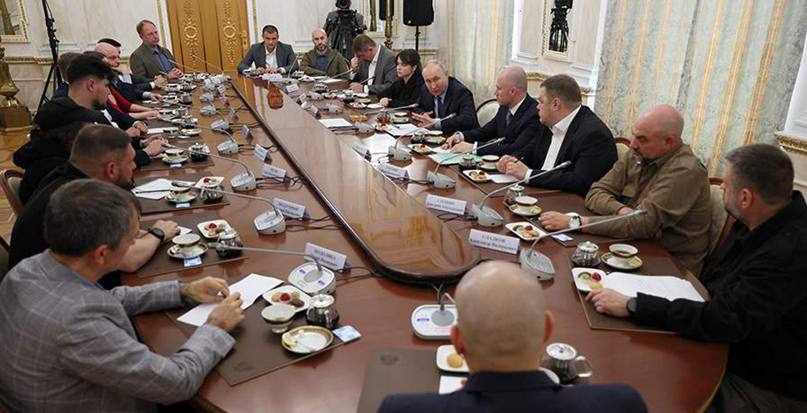 Rysslands president Vladimir Putin tillsammans med krigskorrespondenter från ryska media. Foto: Gavriil Grigorov, RIA Novosti