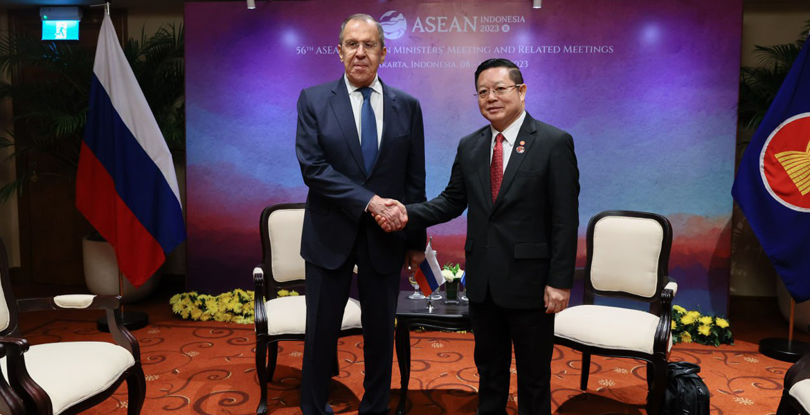Utrikesminister Sergej Lavrov och ASEAN:s generalsekreterare Kao Kim Hourn.