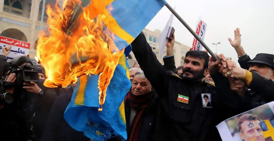 En svensk flagga skändas i Iran, 2023.