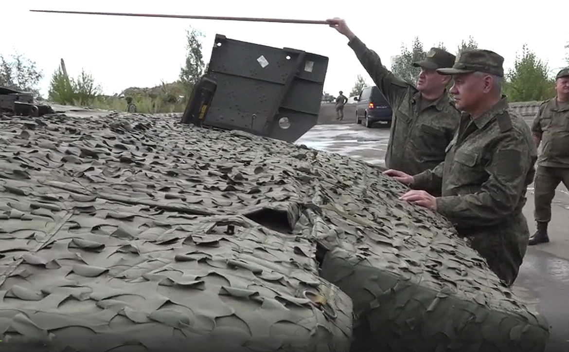 Den ryska försvarsministern Shoigu inspekterar den svenska stridsvagnen Stridsfordon 90.