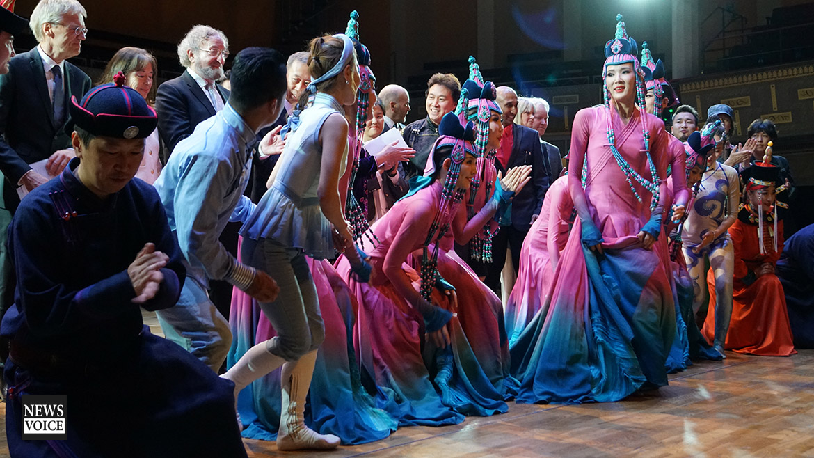 Dansgrupp och besökare i Konserthuset, Stockholm, under Kinas 74-årsjubileum av Folkrepubliken Kina, 24 sep 2023.