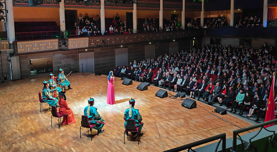 Dansgrupp och besökare i Konserthuset, Stockholm, under Kinas 74-årsjubileum av Folkrepubliken Kina, 24 sep 2023. Foto: Kinas ambassad i Stockholm