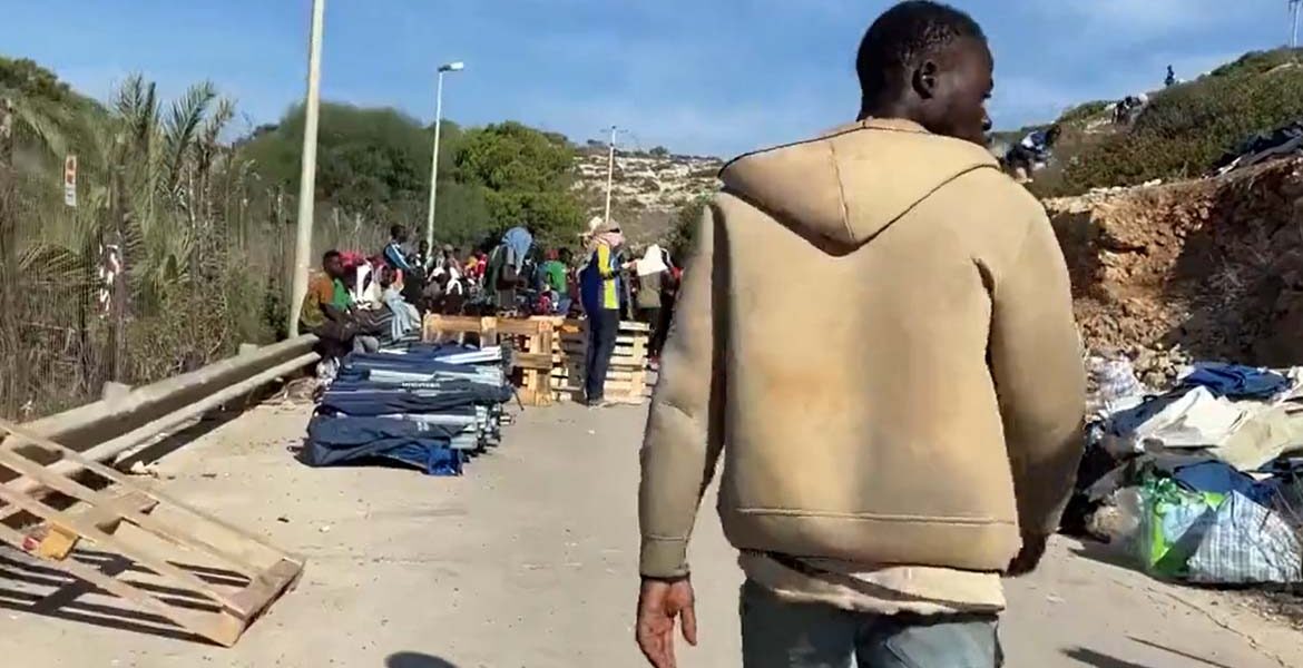 Asylsökare från Afrika har upprättat en vägspärr på den italienska ön Lampedusa, september 2023. Privat foto
