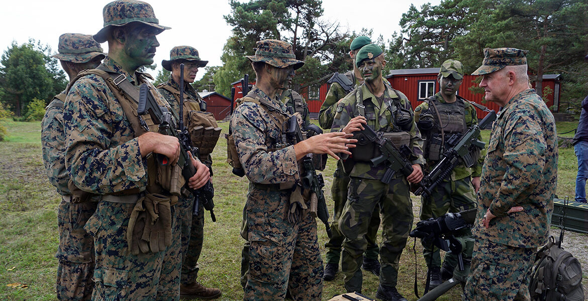 Amerikanska och svenska soldater samövar. I bild th Generalmajor Robert B. Sofge. Foto: Torbjörn Sassersson, NewsVoice.se