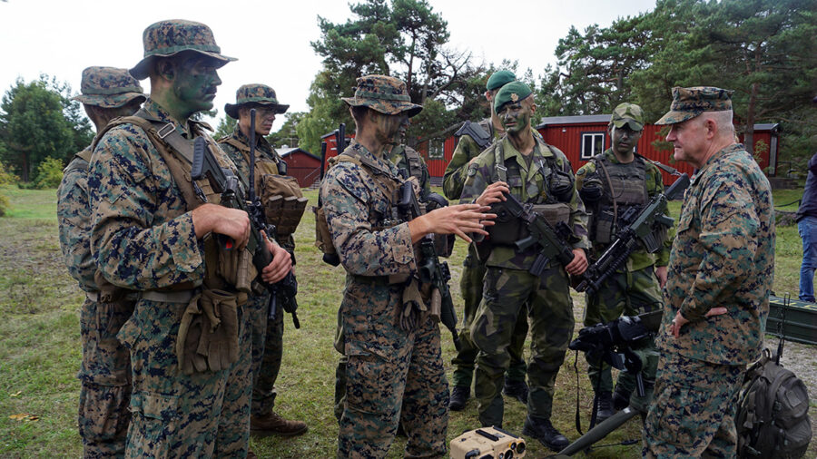 Amerikanska och svenska soldater samövar. I bild th Generalmajor Robert B. Sofge. Foto: Torbjörn Sassersson, NewsVoice.se